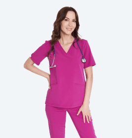 Kobieta w różowym uniformie medycznym z stetoskopem, uśmiechnięta na białym tle