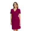 Kobieta w bordowej sukience medycznej z krótkim rękawem.