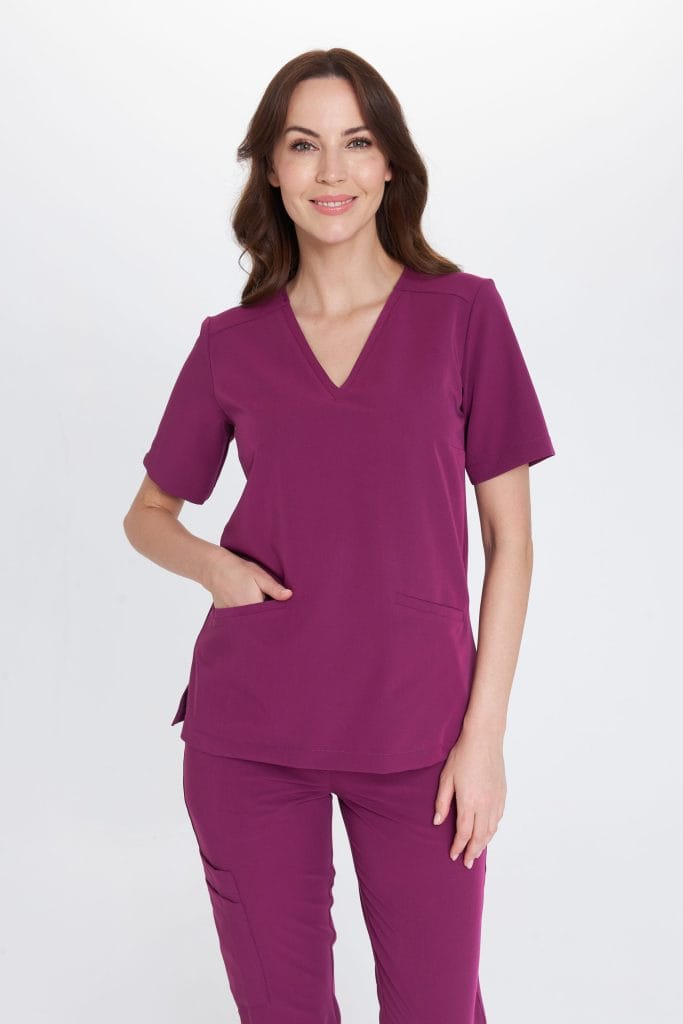 Kobieta w fioletowym uniformie medycznym z kieszeniami.