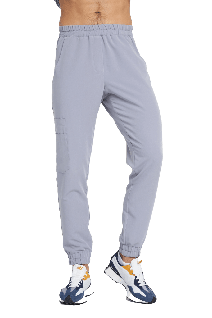 Męskie spodnie medyczne w kolorze jasnoszarym z kieszeniami i ściągaczami przy kostkach.