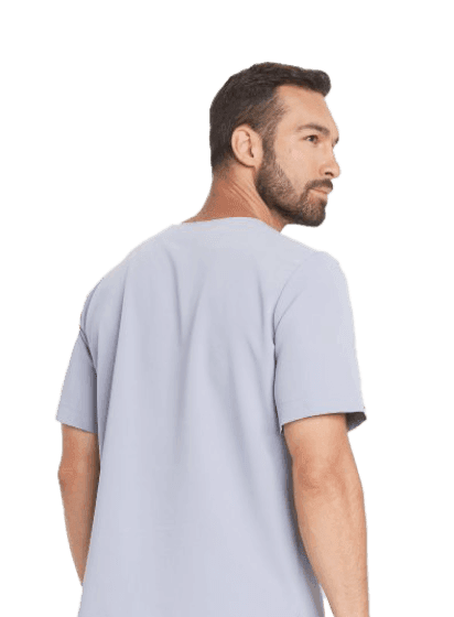 Mężczyzna w nowoczesnym, szarym ubraniu medycznym, widoczny od tyłu.