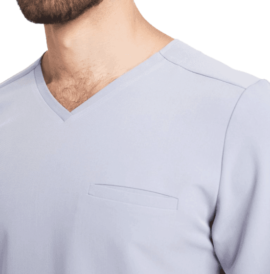 Męska bluza medyczna w jasnym kolorze z dekoltem w serek i kieszonką na piersi.