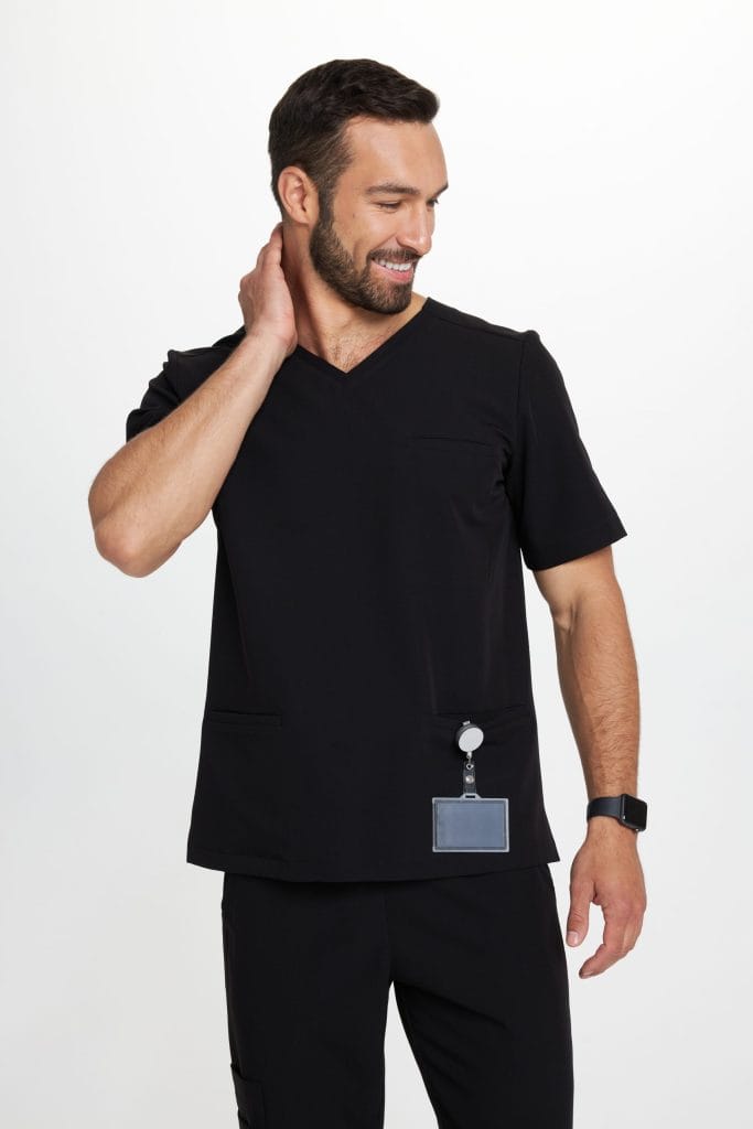 Mężczyzna w czarnym medycznym uniformie z krótkim rękawem i identyfikatorem.