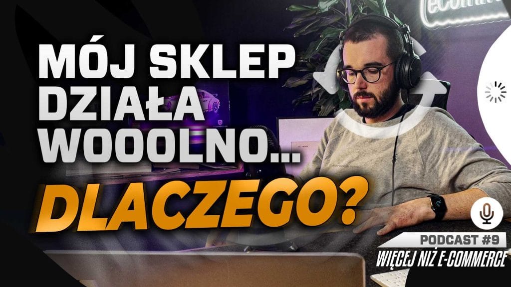 Mężczyzna słucha podcastu o prowadzeniu sklepu internetowego