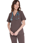 Camicetta medica da donna SCRUBS di colore CIOCCOLATO della collezione BASIC di MED&BEAUTY. Abbigliamento medico di altissima qualità