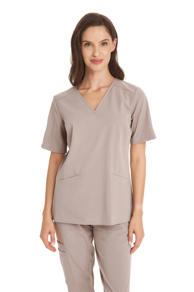 Kobieta w beżowym, wygodnym ubraniu medycznym na białym tle