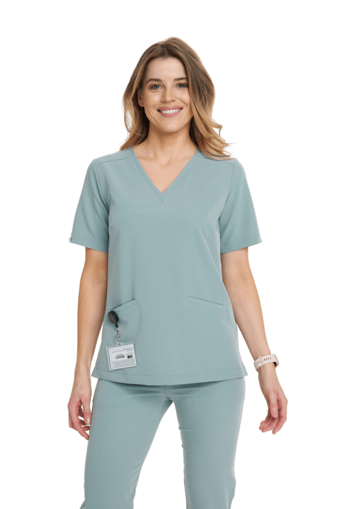 Kobieta w nowoczesnym, jasnym komplecie medycznym na białym tle.