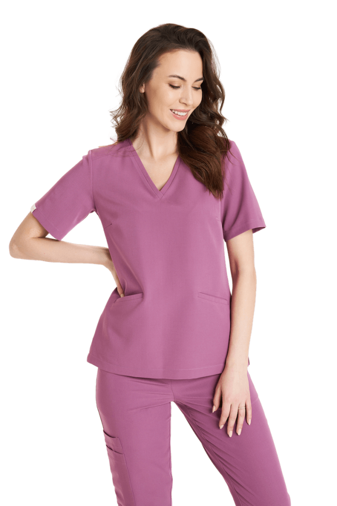 Kobieta w modnym różowym uniformie medycznym z krótkim rękawem.