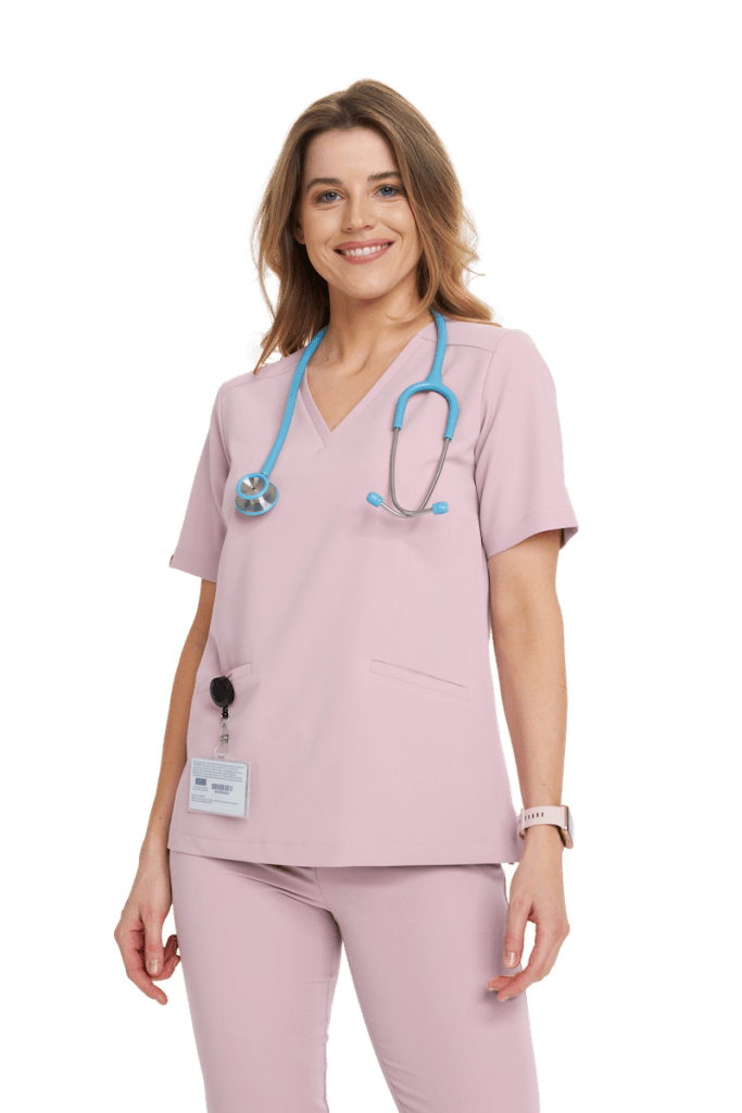 Uśmiechnięta kobieta w różowym uniformie medycznym ze stetoskopem.