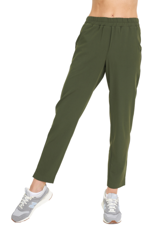 Spodnie medyczne damskie proste SCRUBS z kolekcji BASIC w kolorze KHAKI. Odzież medyczna premium MED&BEAUTY medandbeauty