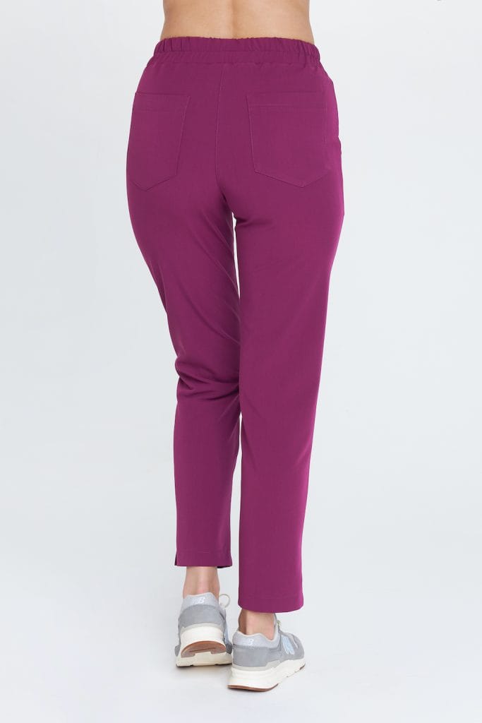 Damskie spodnie medyczne w kolorze śliwkowym z klasycznym prostym krojem i elastyczną talią.