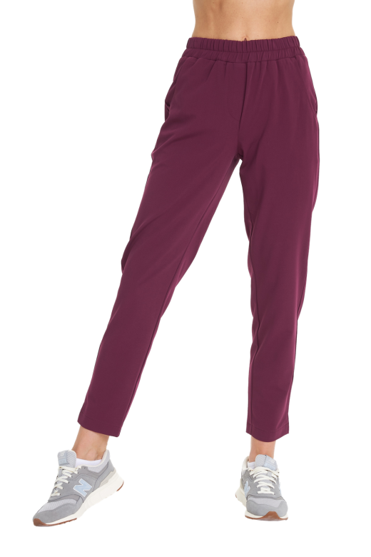 Spodnie medyczne damskie proste SCRUBS z kolekcji BASIC w kolorze RUBIN. Odzież medyczna MED&BEAUTY medandbeauty