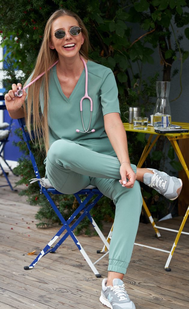 Camicetta medica da donna SCRUBS in un delicato colore salvia della collezione BASIC. Abbigliamento Medandbeauty