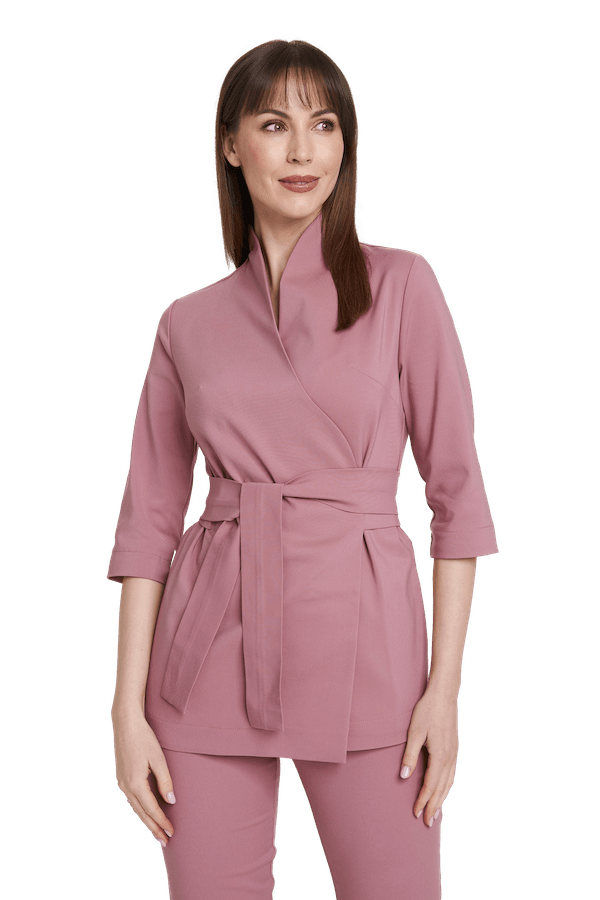 Kobieta ubrana w różowy elegancki mundurek medyczny z paskiem.