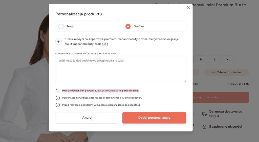 Kobieta w białej medycznej tunice na stronie medandbeauty.com