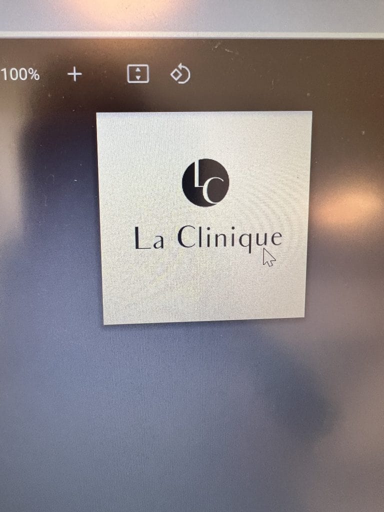 Logo La Clinique w minimalistycznym stylu