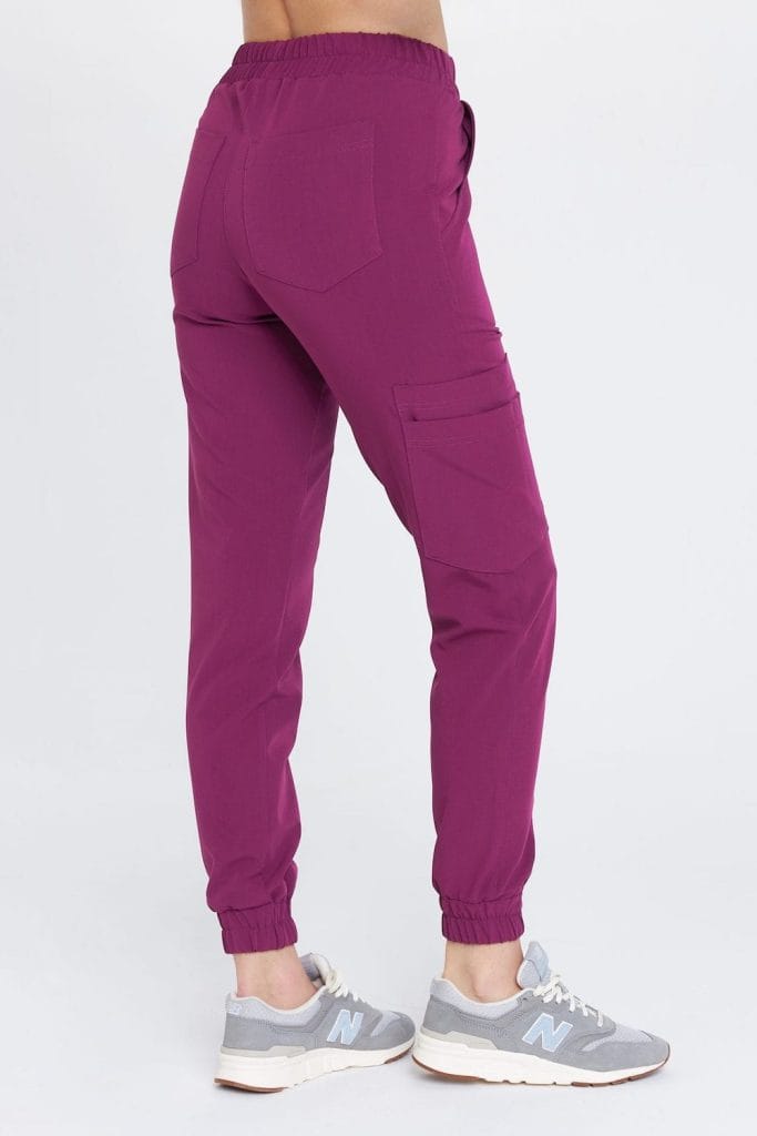 Damskie spodnie medyczne joggery w kolorze śliwkowym z praktycznymi kieszeniami.