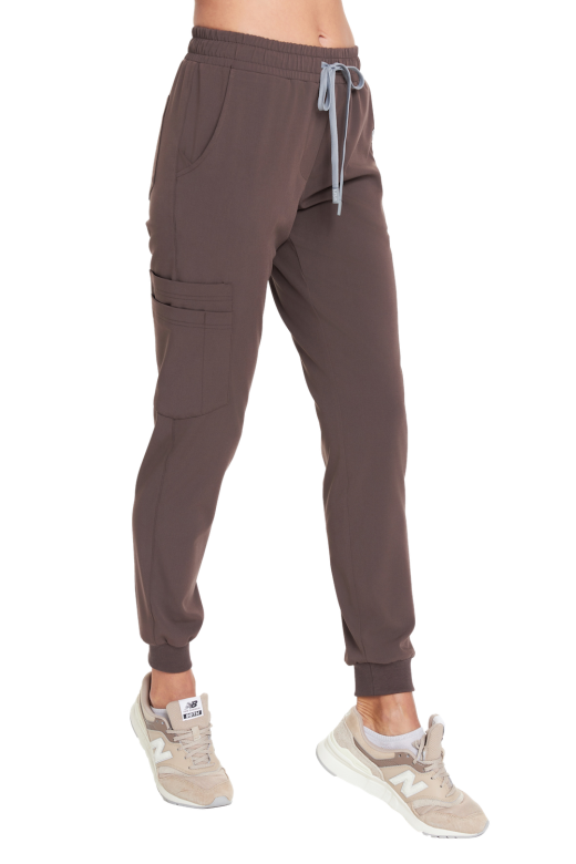 Spodnie medyczne damskie joggery SCRUBS w kolorze chocolate z kolekcji BASIC. Odzież medyczna Med&Beauty