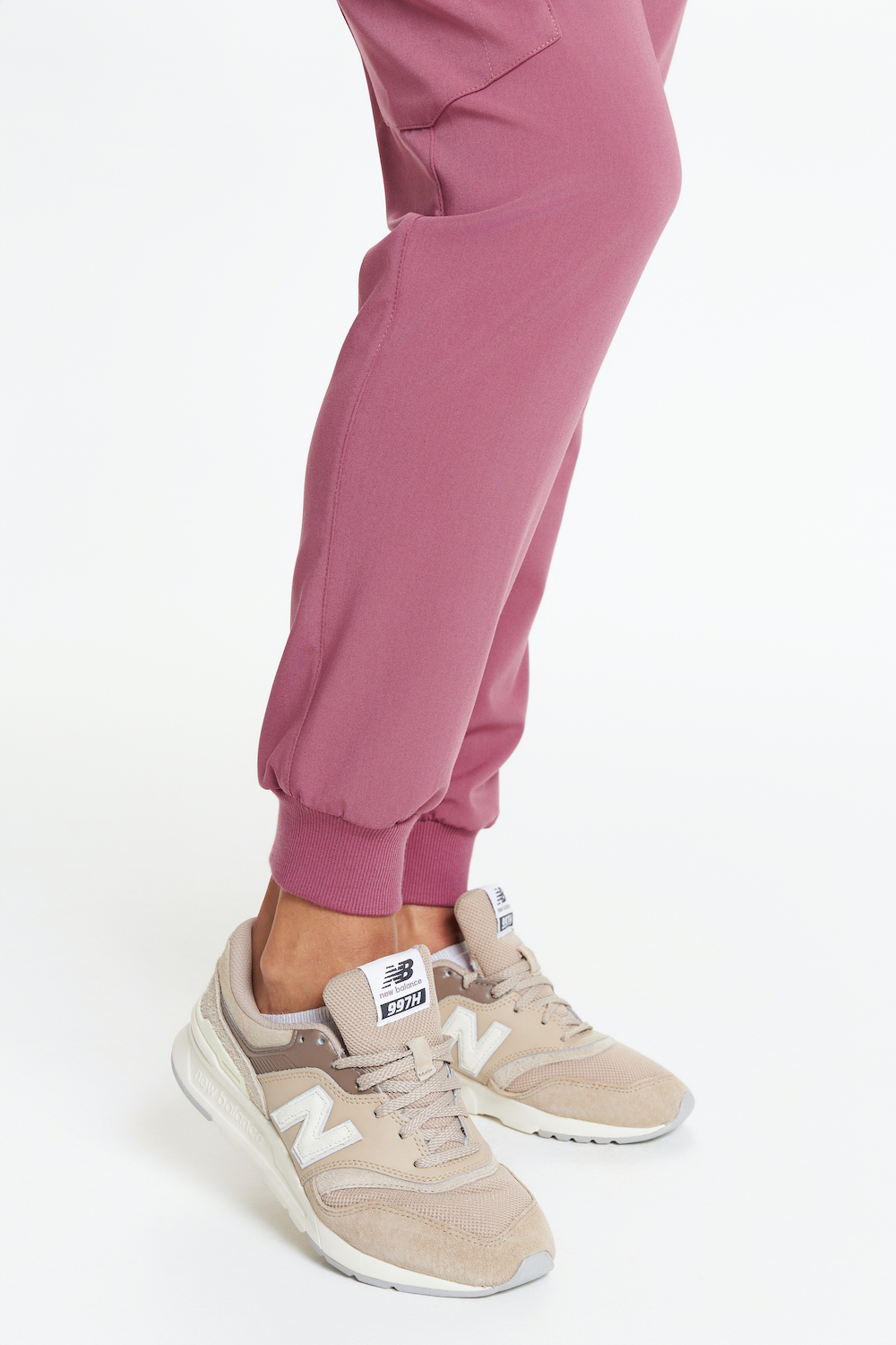 Spodnie medyczne damskie joggery scrubs w kolorze dolce rosa. MEDANDBEAUTY, kolekcja basic