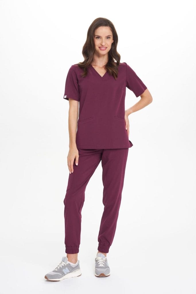 Kobieta w bordowym komplecie medycznym z bluzą i spodniami jogger