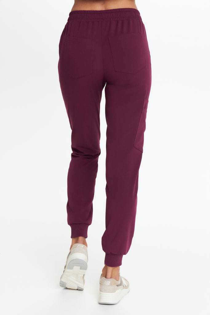 Damskie spodnie medyczne w kolorze bordowym z elastycznym wykończeniem i kieszeniami.