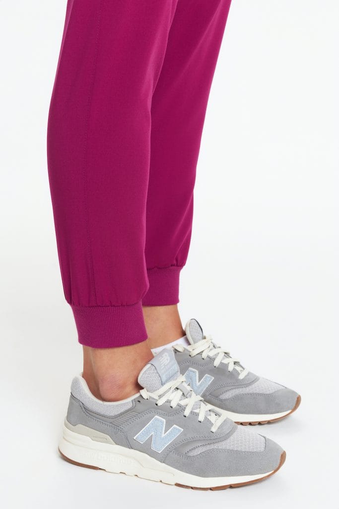 Nogawki spodnich medycznych z elastycznymi mankietami w kolorze fuksji