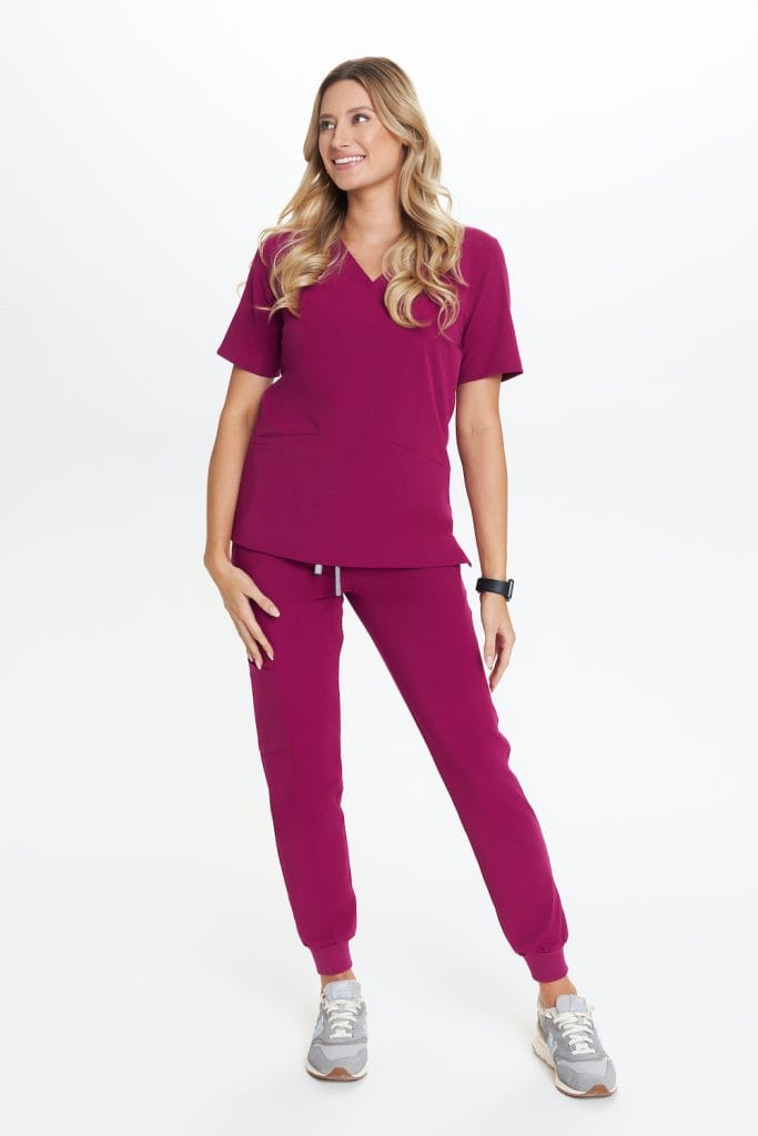 Kobieta w bordowym komplecie odzieży medycznej medandbeauty na białym tle.