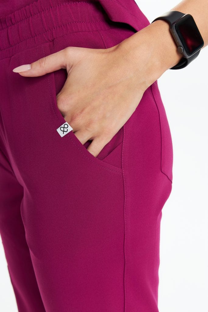 Damskie spodnie medyczne w kolorze fuksji z wygodną kieszenią i elastycznym pasem.