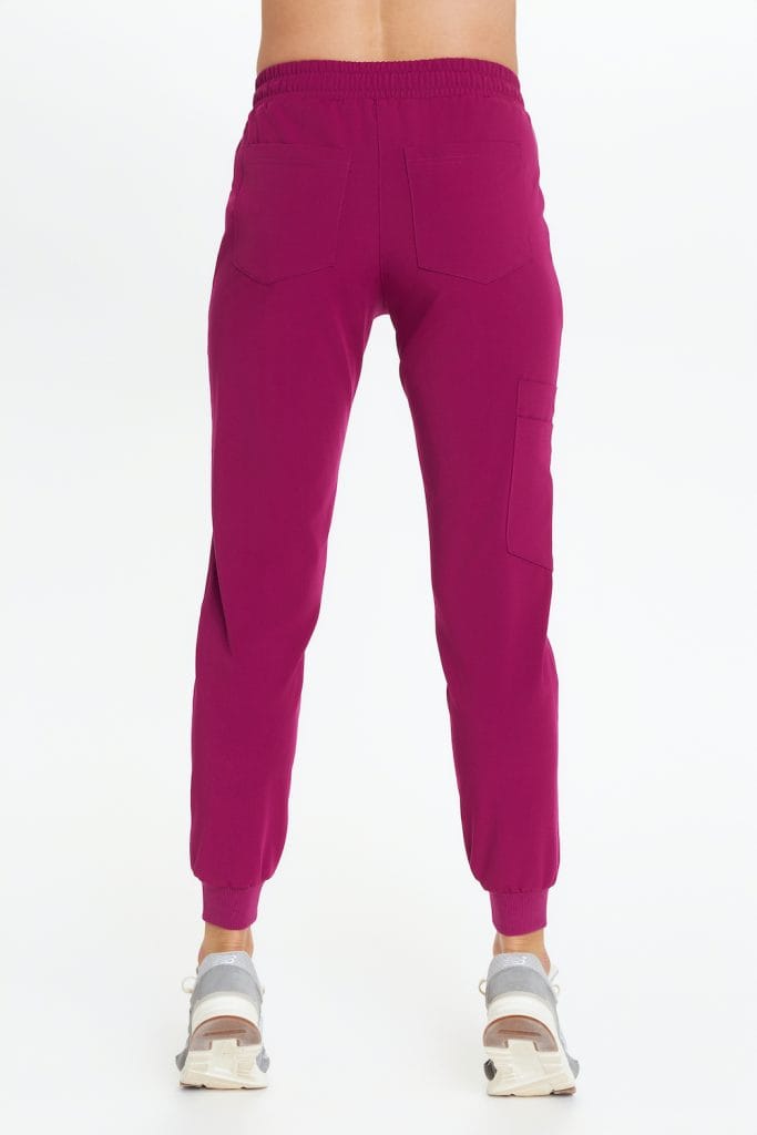 Spodnie medyczne w kolorze fuksji z elastycznym pasem i kieszeniami z tyłu.