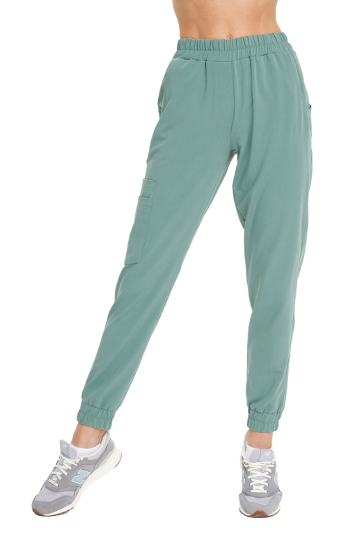 Spodnie medyczne damskie joggery SCRUBS w kolorze subtelna szałwia z kolekcji BASIC. Odzież medyczna MED&BEAUTY medandbeauty