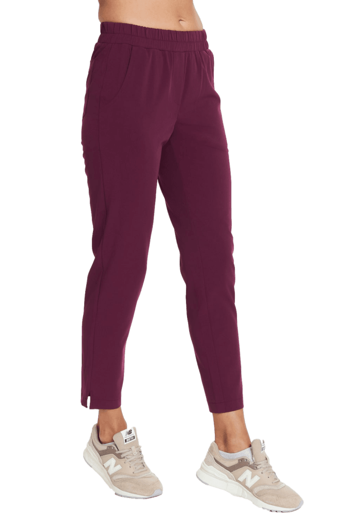 Damskie medyczne spodnie w kolorze bordowym z elastycznym pasem i kieszeniami.