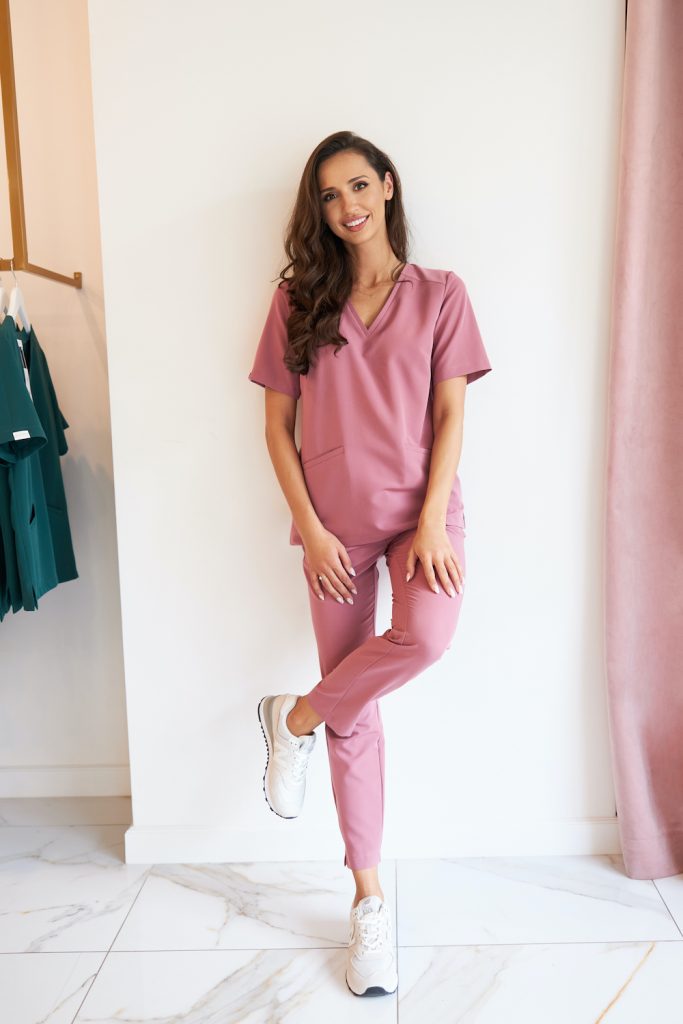 Spodnie medyczne damskie proste SCRUBS w kolorze dolce rosa z kolekcji BASIC. Odzież medyczna medandbeauty