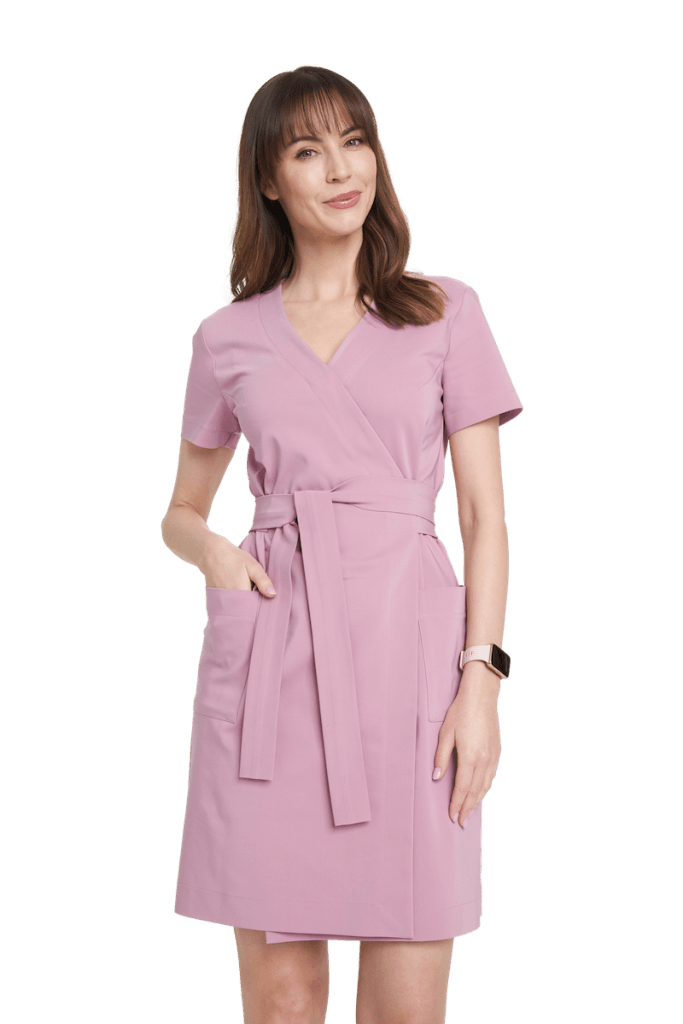 Kobieta w różowej sukience medycznej z paskiem i krótkim rękawem