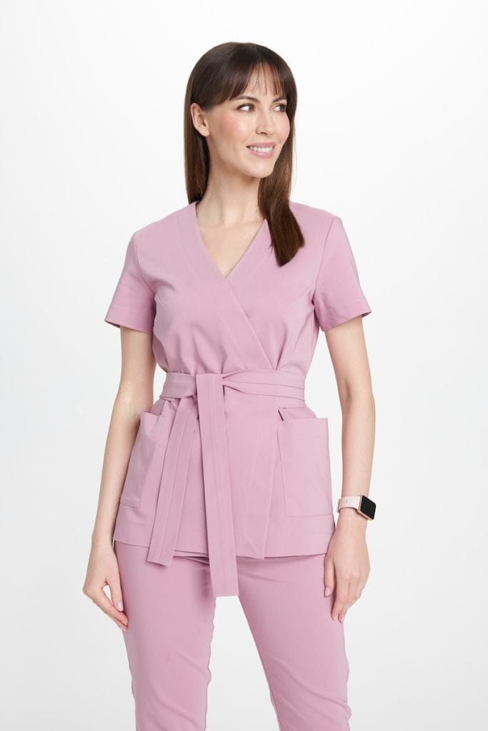 Kobieta w różowym, nowoczesnym uniformie medycznym z paskiem i krótkim rękawem