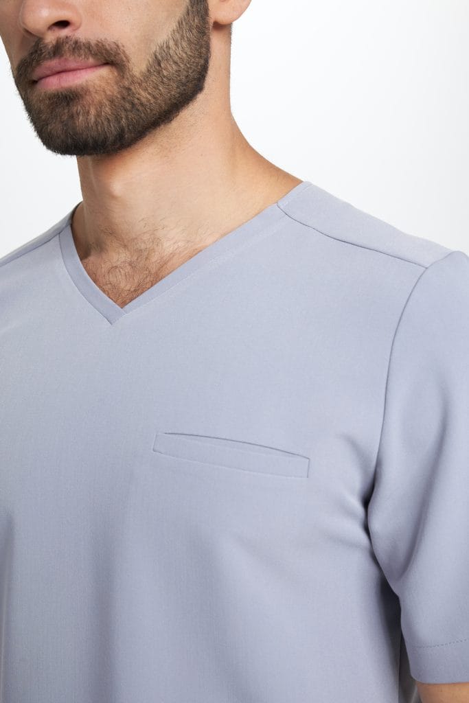 Męska bluzka medyczna scrubs Basic w kolorze jasnoszarym z dekoltem w serek.