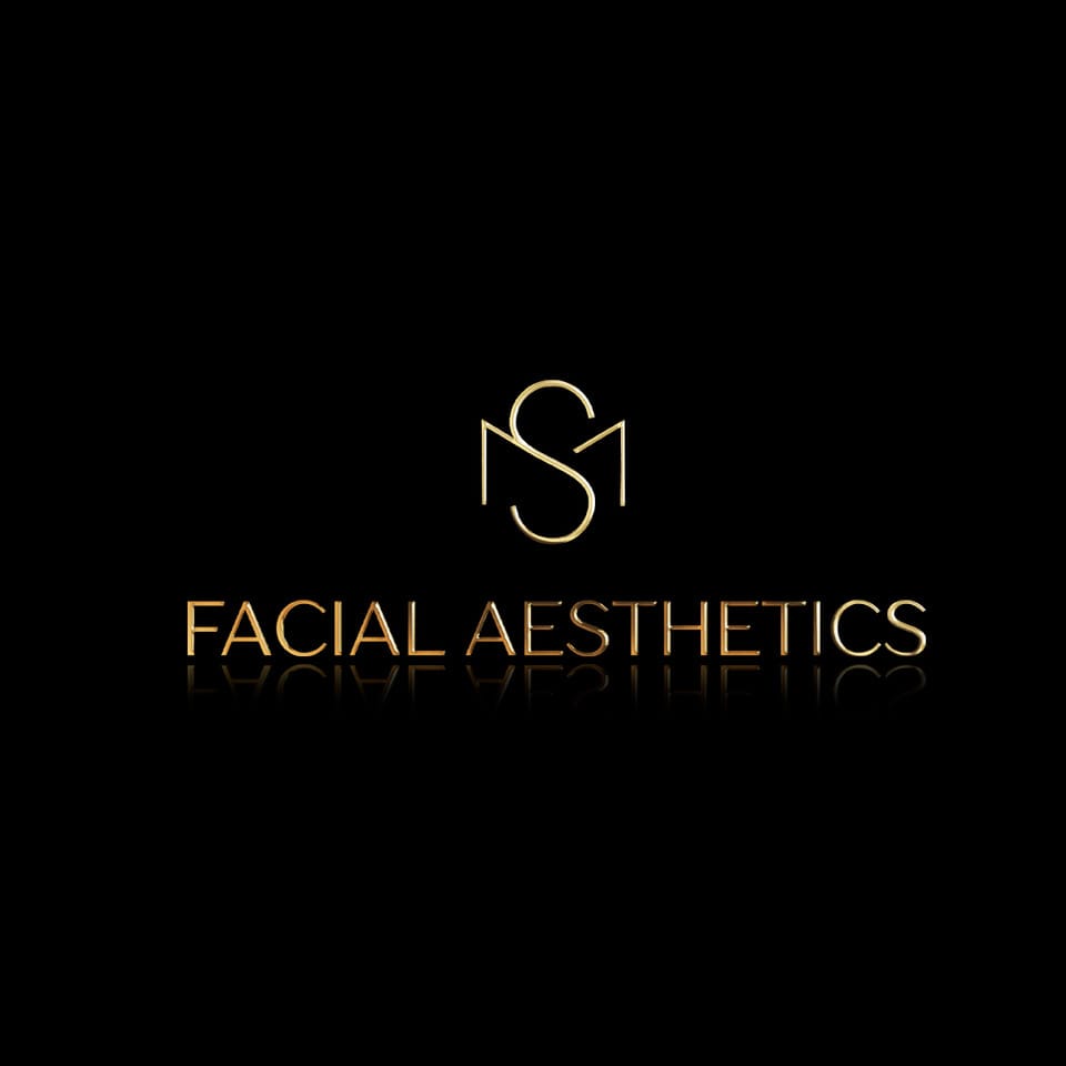 Złote logo i napis Facial Aesthetics na czarnym tle