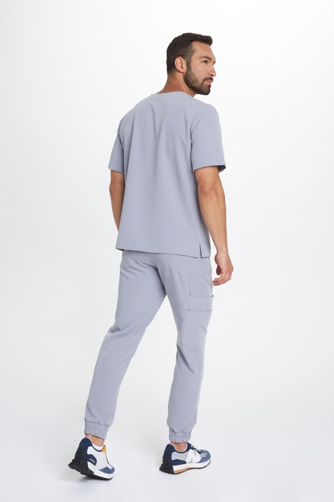 Męskie spodnie medyczne joggery w jasnoszarym kolorze na modelu.