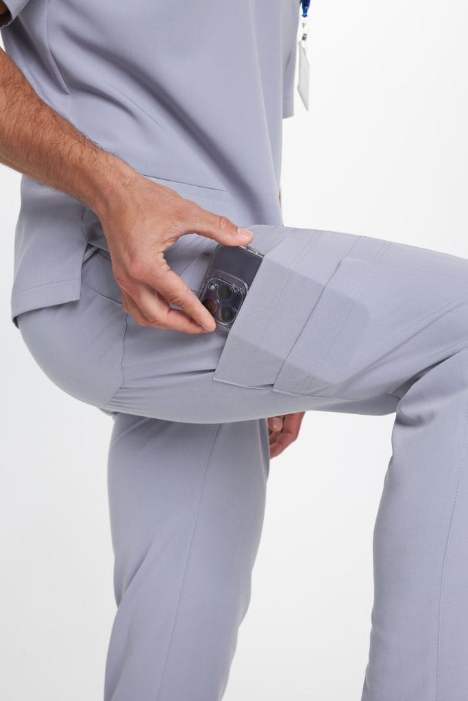 Męskie spodnie medyczne joggery z praktyczną kieszenią na telefon.