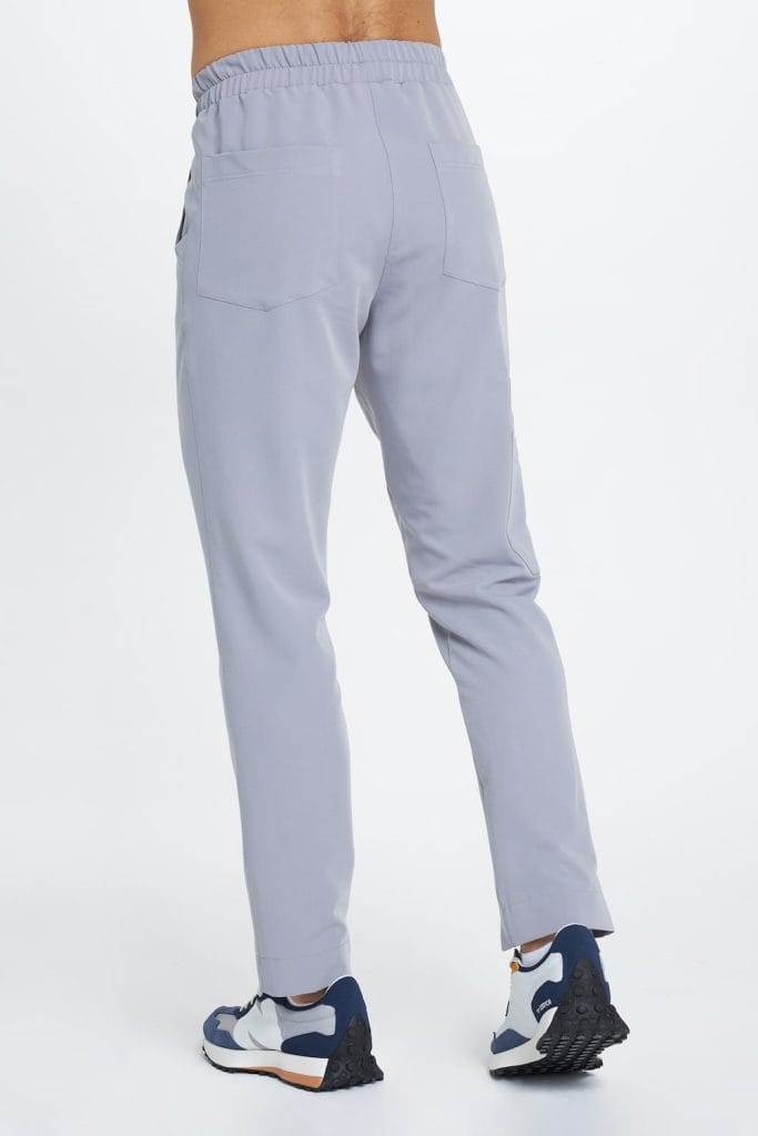 Męskie spodnie medyczne PROSTE w jasnoszarym kolorze z kieszeniami z tyłu.