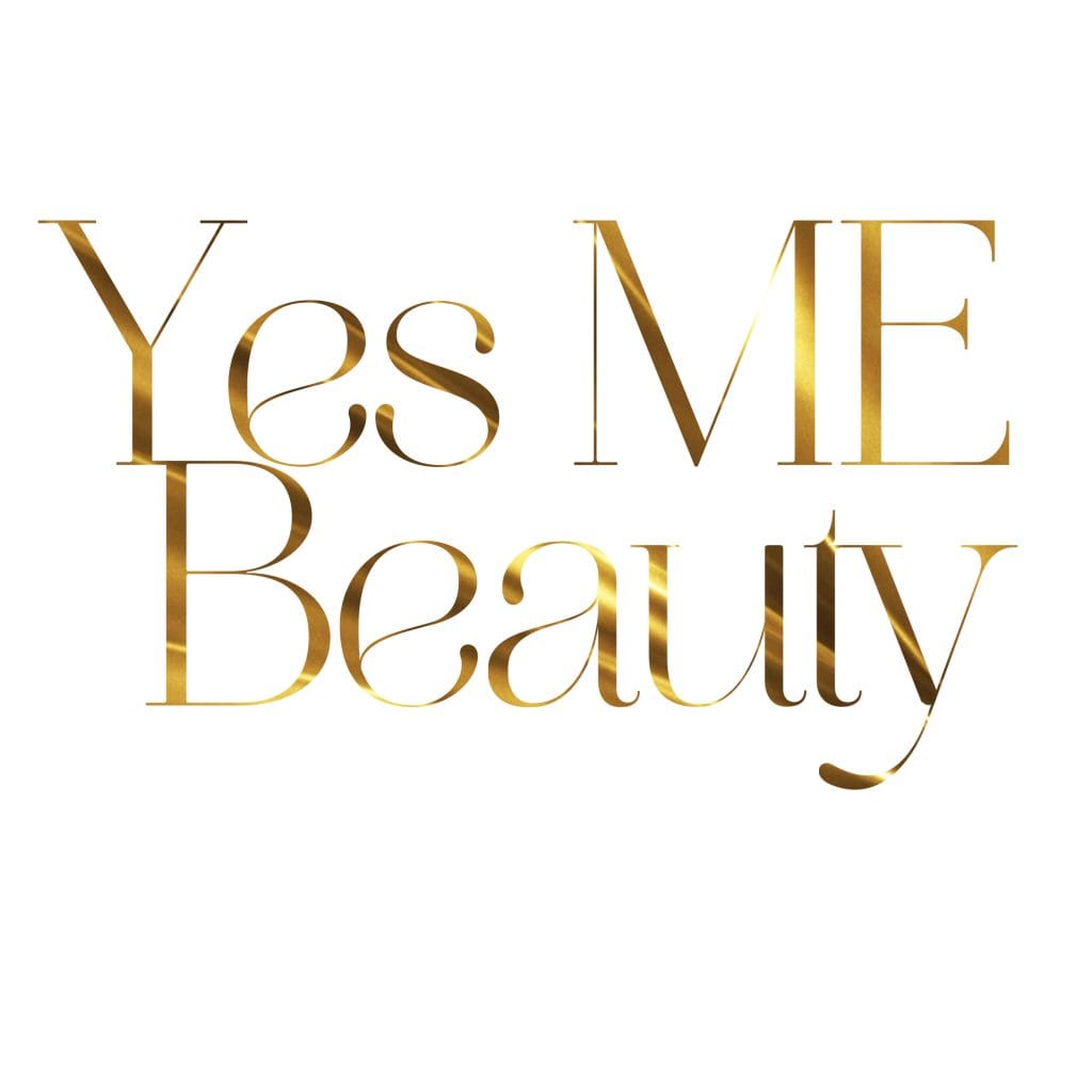 Złoty napis Yes ME Beauty reprezentujący markę odzieży medycznej