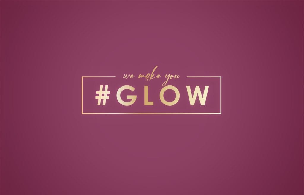 Grafika z napisem we make you #GLOW na różowym tle