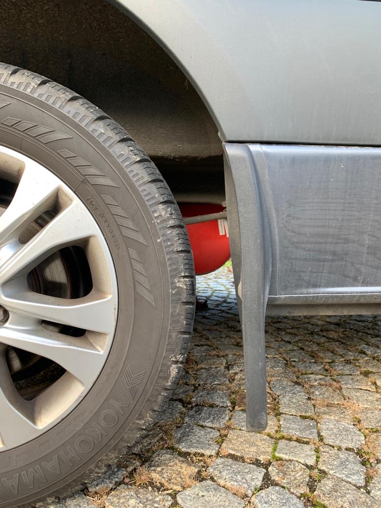 Zbliżenie na koło samochodu na brukowanej nawierzchni