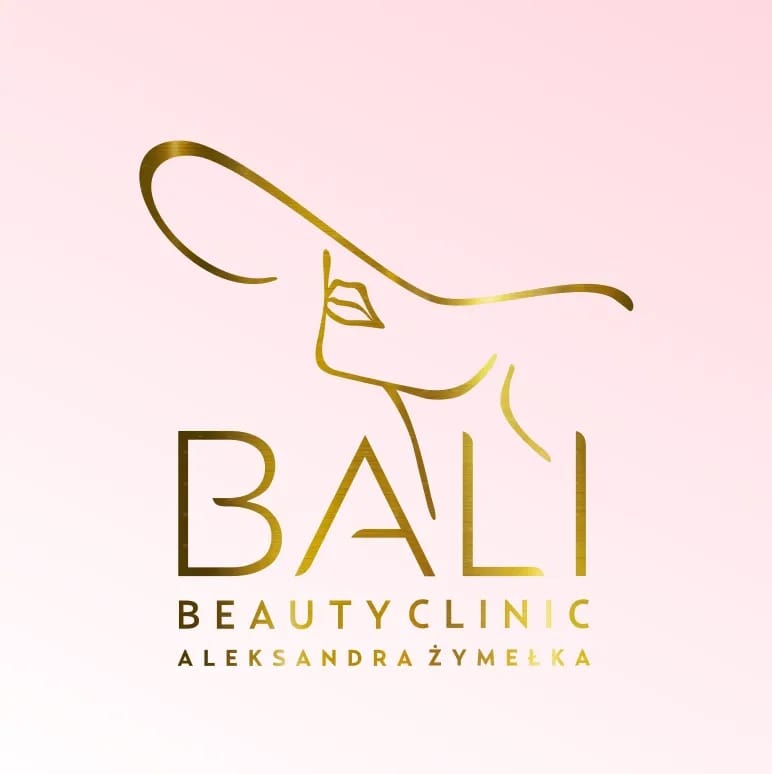 Logo kliniki kosmetycznej Bali Beauty Clinic w złotym kolorze na różowym tle