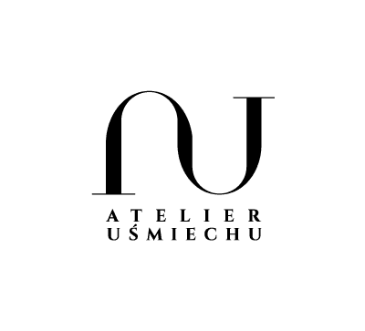 Kobieta w białym fartuchu medycznym trzymająca stetoskop i uśmiechająca się