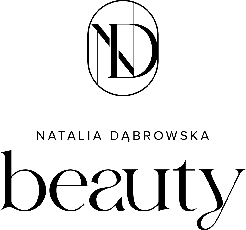 Kobieta w kolorowym uniformie medycznym z uśmiechem na twarzy