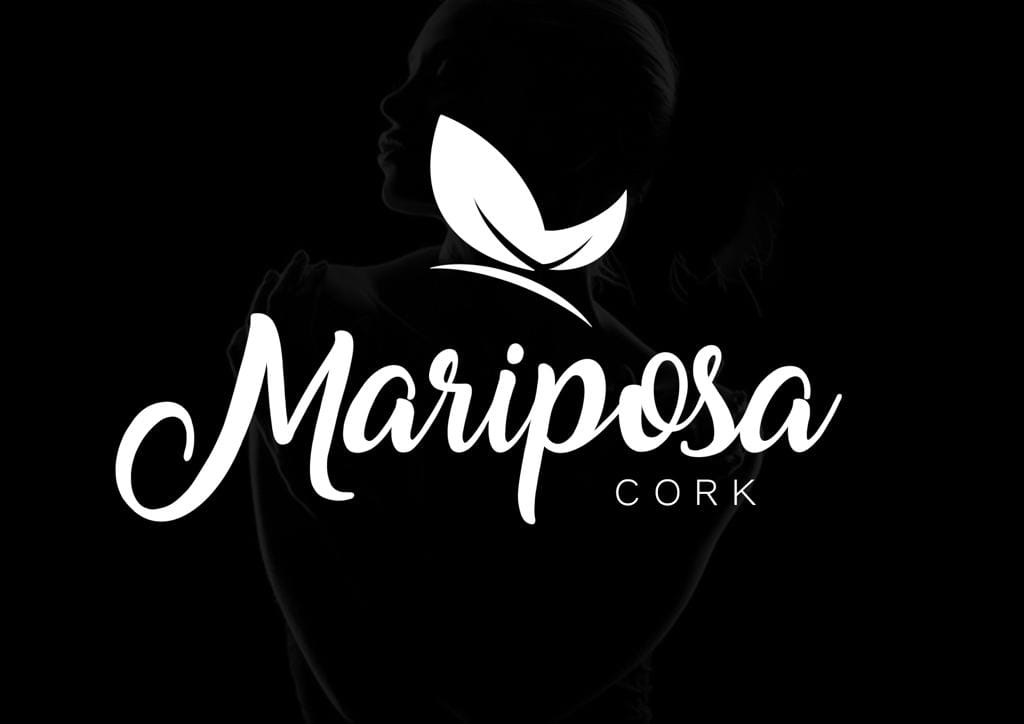 Logo Mariposa Cork na ciemnym tle z delikatnym zarysem sylwetki osoby.