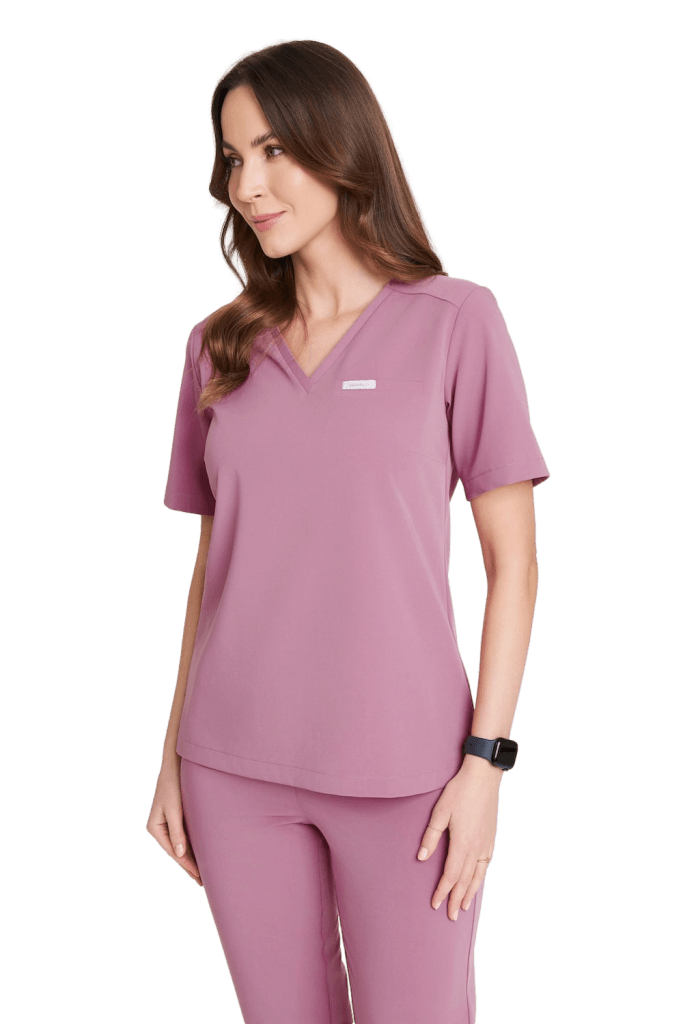 Kobieta w nowoczesnym, różowym uniformie medycznym z krótkim rękawem.