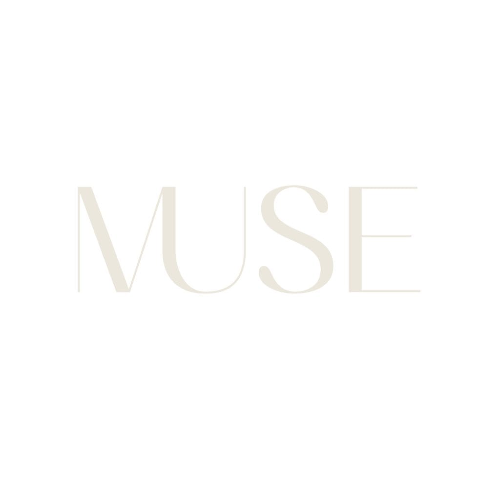 Minimalistyczne logo z napisem MUSE na białym tle