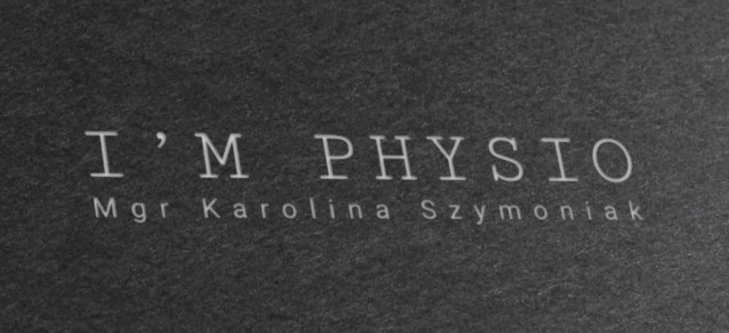 Nadruk na odzieży medycznej z napisem I’M PHYSIO i nazwiskiem Karolina Szymoniak.