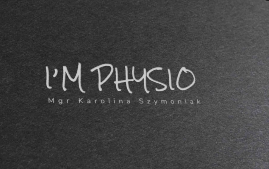 Napis I'm Physio z imieniem i nazwiskiem fizjoterapeuty na czarnym tle.